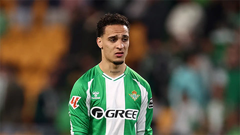 Simone Inzaghi celebrating with his Inter Milan players after beating Barcelona.