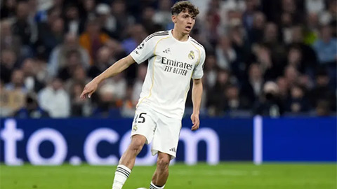 Simone Inzaghi celebrating with his Inter Milan players after beating Barcelona.