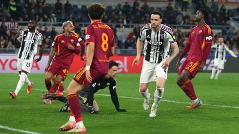Simone Inzaghi celebrating with his Inter Milan players after beating Barcelona.