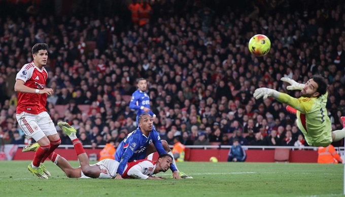 Raya thực hiện tổng cộng 4 pha cứu thua cho Arsenal ở trận derby London