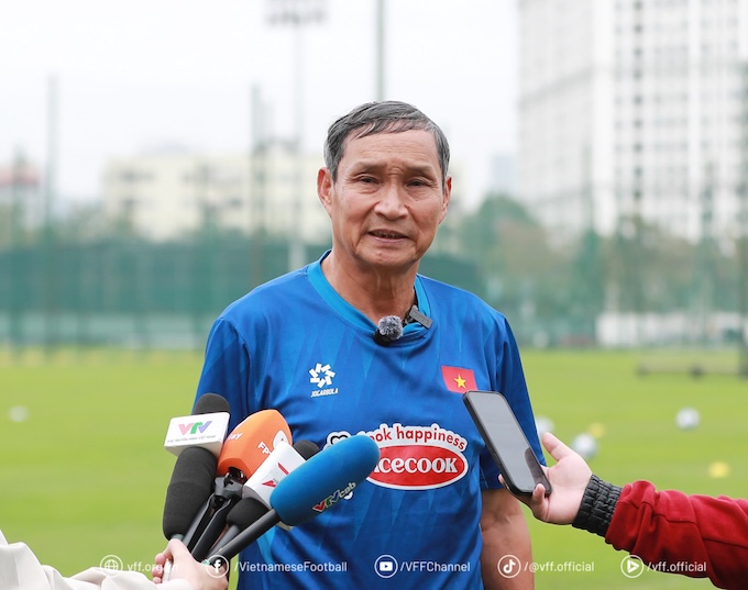 HLV Mai Đức Chung trả lời giới truyền thông. Ảnh: VFF