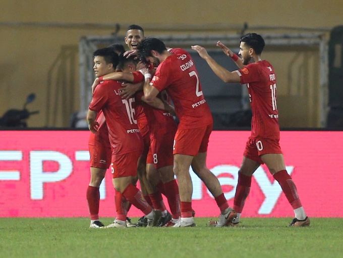 Niềm vui của Thể Công Viettel ở trận thắng Hà Nội. Ảnh: Minh Tuấn