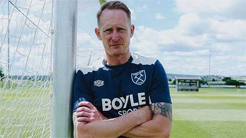 Simone Inzaghi celebrating with his Inter Milan players after beating Barcelona.