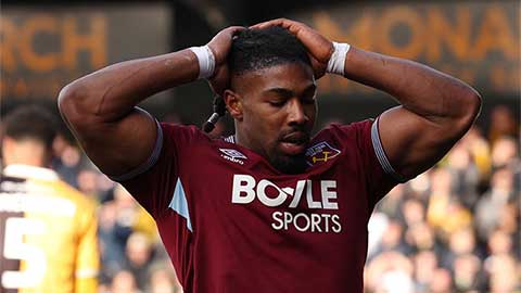 Simone Inzaghi celebrating with his Inter Milan players after beating Barcelona.