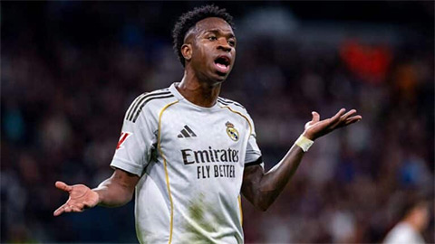 Simone Inzaghi celebrating with his Inter Milan players after beating Barcelona.