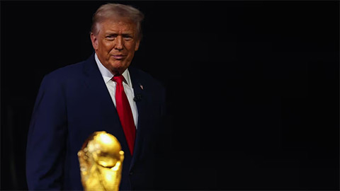 Simone Inzaghi celebrating with his Inter Milan players after beating Barcelona.