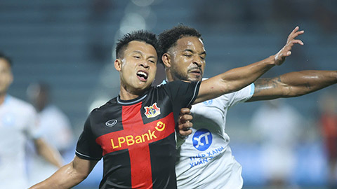 Simone Inzaghi celebrating with his Inter Milan players after beating Barcelona.