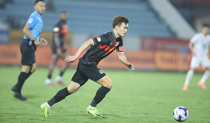 Hoàng Đức cùng các đồng đội bị CAHN bỏ cách xa trong cuộc đua vô địch V.League mùa này - Ảnh: Đức Cường 