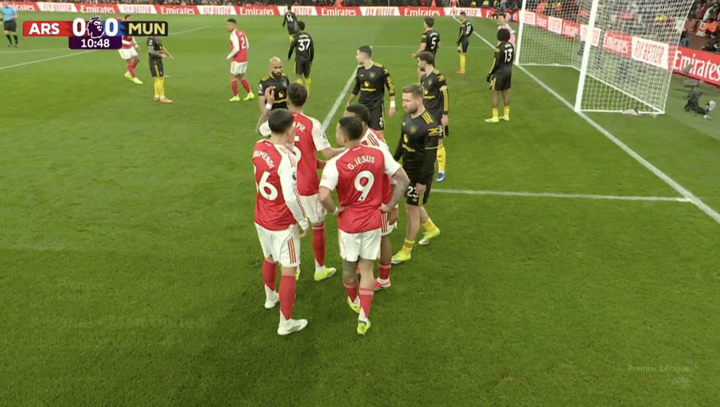 Arne Slot cho rằng tình trạng vật lộn đang làm cho Premier League trở nên cục súc