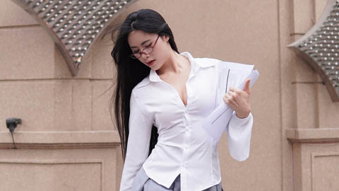 Simone Inzaghi celebrating with his Inter Milan players after beating Barcelona.