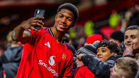 Simone Inzaghi celebrating with his Inter Milan players after beating Barcelona.