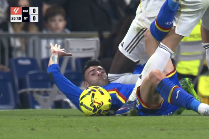 Tình huống dùng đầu gối nguy hiểm của Rudiger với 1 cầu thủ Getafe