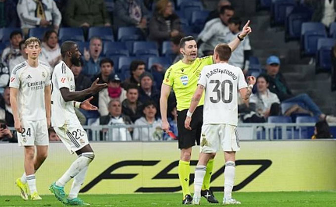 Mastantuono bị thẻ đỏ trực tiếp