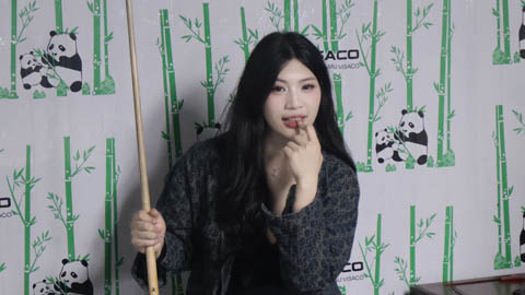 Simone Inzaghi celebrating with his Inter Milan players after beating Barcelona.