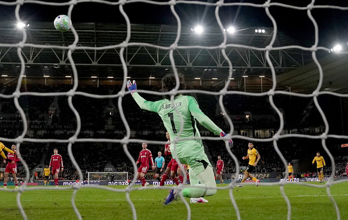 Lưới của thủ thành Alisson bị Wolves làm rung lên ở phút bù giờ thứ 4