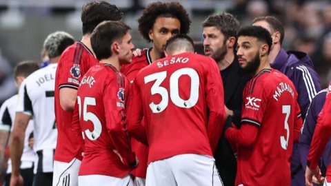 Simone Inzaghi celebrating with his Inter Milan players after beating Barcelona.