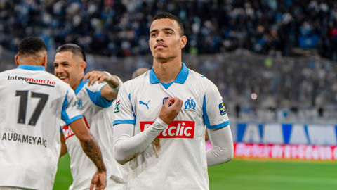 Simone Inzaghi celebrating with his Inter Milan players after beating Barcelona.