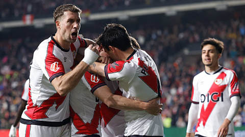 Simone Inzaghi celebrating with his Inter Milan players after beating Barcelona.