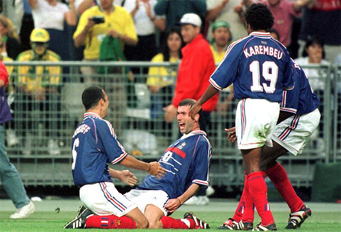 Zidane và Djorkaeff ăn mừng sau bàn thắng thứ hai