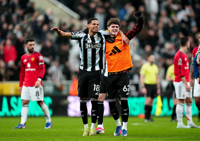 William Osula (số 18) ăn mừng sau khi lập siêu phẩm vào lưới của MU