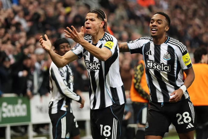 Niềm vui của Newcastle sau khi thắng MU 2-1 trong thế trận đá thiếu người