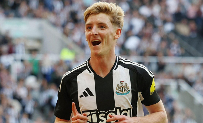 Anthony Gordon được MU theo sát