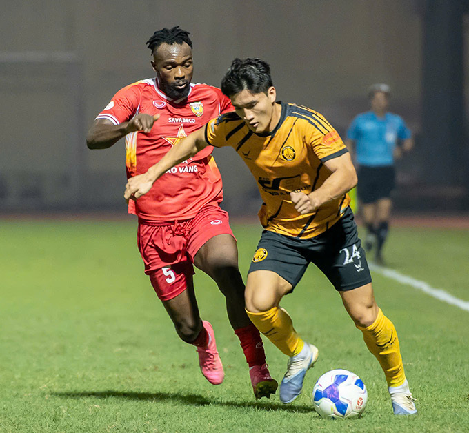 Hai đội chơi giằng co - Ảnh: Đức Cường