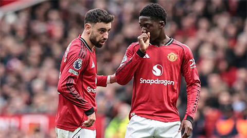 Simone Inzaghi celebrating with his Inter Milan players after beating Barcelona.