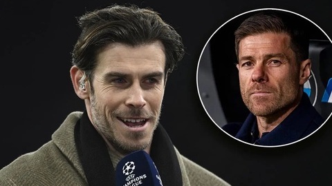 Simone Inzaghi celebrating with his Inter Milan players after beating Barcelona.