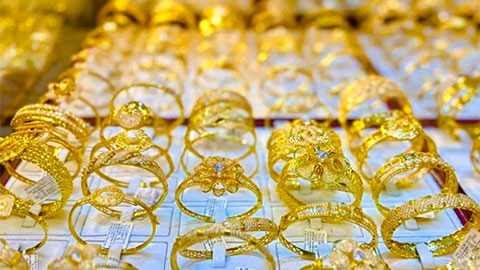 Simone Inzaghi celebrating with his Inter Milan players after beating Barcelona.