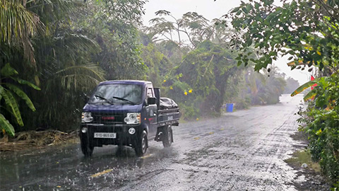 Simone Inzaghi celebrating with his Inter Milan players after beating Barcelona.