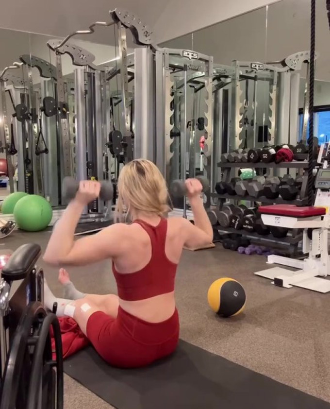 Vonn hăng say tập luyện với tạ