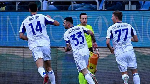 Simone Inzaghi celebrating with his Inter Milan players after beating Barcelona.