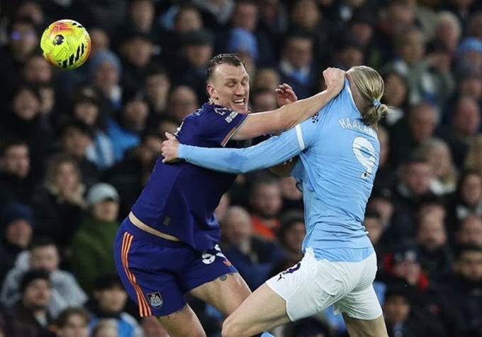 Haaland đăng lên trang cá nhân tấm hình tranh bóng quyết liệt với Dan Burn của Newcastle