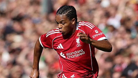  Trai trẻ Rio Ngumoha khiến Arne Slot bối rối