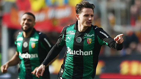 Simone Inzaghi celebrating with his Inter Milan players after beating Barcelona.