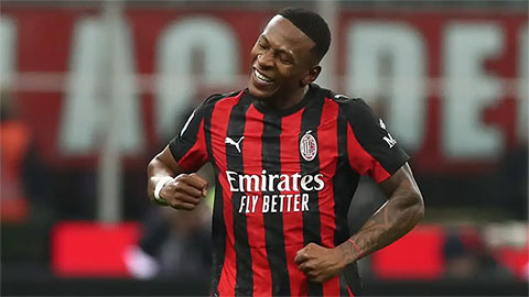 Simone Inzaghi celebrating with his Inter Milan players after beating Barcelona.