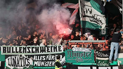 Fan rút dây VAR khi trọng tài chuẩn bị thổi phạt đền ở Đức