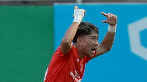 Simone Inzaghi celebrating with his Inter Milan players after beating Barcelona.