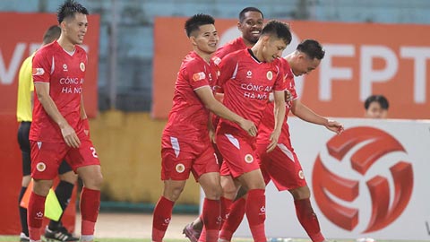 Simone Inzaghi celebrating with his Inter Milan players after beating Barcelona.