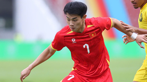 Simone Inzaghi celebrating with his Inter Milan players after beating Barcelona.