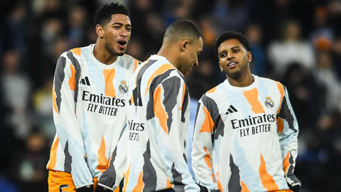 Simone Inzaghi celebrating with his Inter Milan players after beating Barcelona.