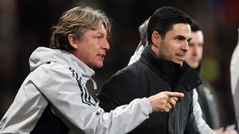 Simone Inzaghi celebrating with his Inter Milan players after beating Barcelona.
