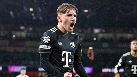 Simone Inzaghi celebrating with his Inter Milan players after beating Barcelona.