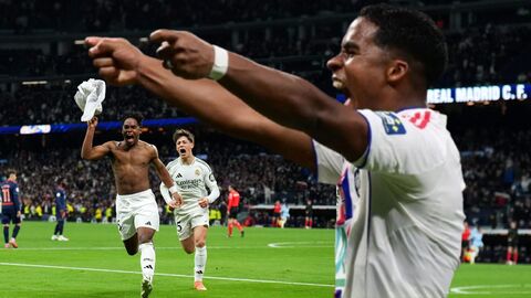 Simone Inzaghi celebrating with his Inter Milan players after beating Barcelona.