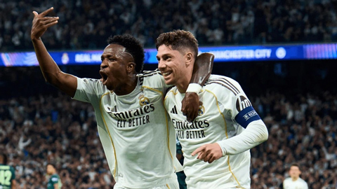 Simone Inzaghi celebrating with his Inter Milan players after beating Barcelona.