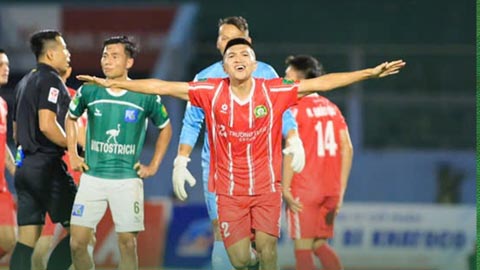 Simone Inzaghi celebrating with his Inter Milan players after beating Barcelona.