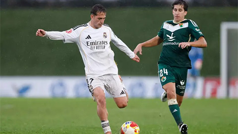 Simone Inzaghi celebrating with his Inter Milan players after beating Barcelona.