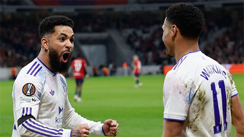 Simone Inzaghi celebrating with his Inter Milan players after beating Barcelona.