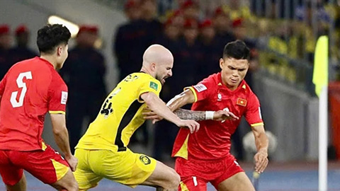 Simone Inzaghi celebrating with his Inter Milan players after beating Barcelona.